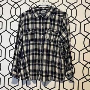 Cato Plus Size 26/28W Plaid Button-Down Shirt Navy Blue White 100% Rayon